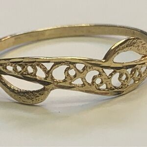 10kt Gold Women's Ring. Dainty and Beautiful 😍